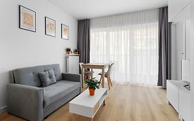 Nowoczesne i Eleganckie Studio oraz Apartament z Balkonami w Poznaniu by Noclegi Renters