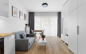 Nowoczesne i Eleganckie Studio oraz Apartament z Balkonami w Poznaniu by Noclegi Renters
